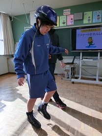 スケート靴で滑る練習