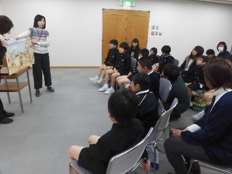 絵本の読み聞かせ