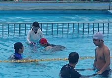 １年生の水泳記録会の写真