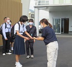 お礼の品を渡す様子