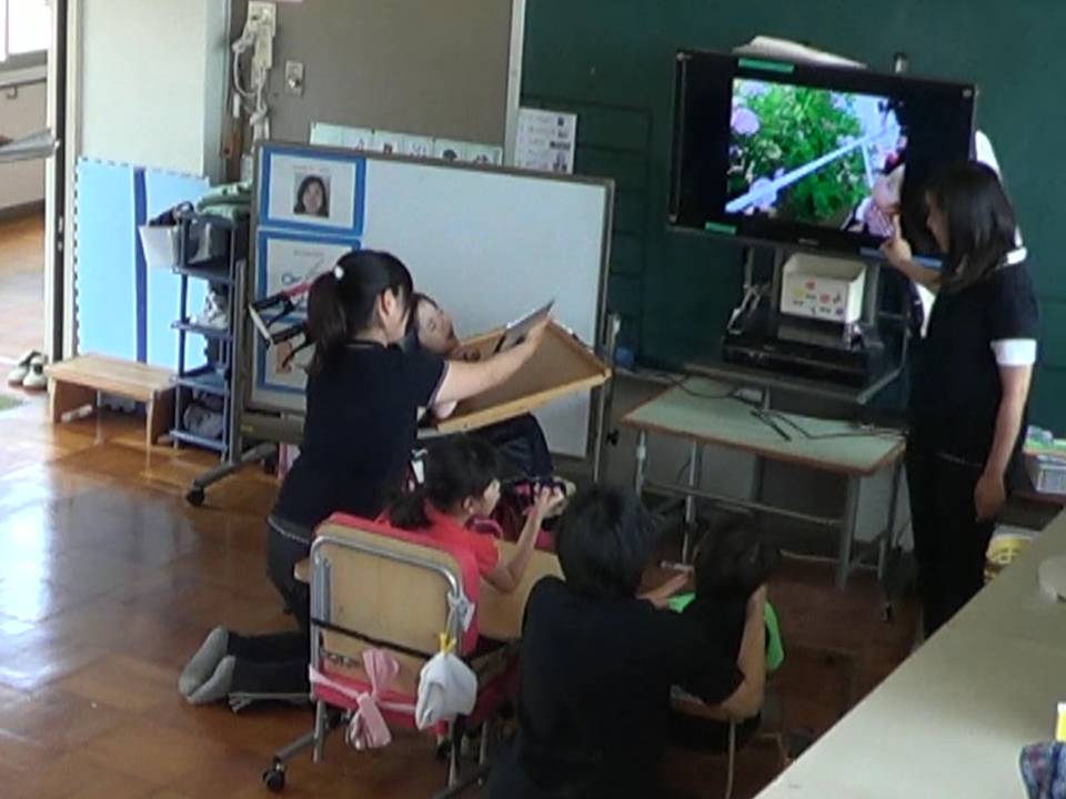 私はテレビ、ぼくはタブレットで写真を見るよ！