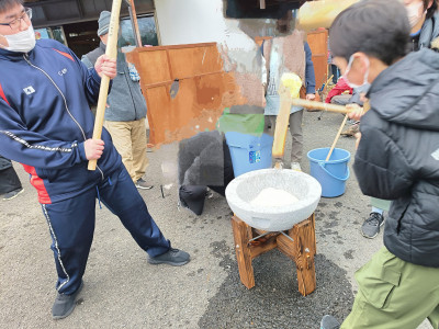 餅つき礒野と子ども