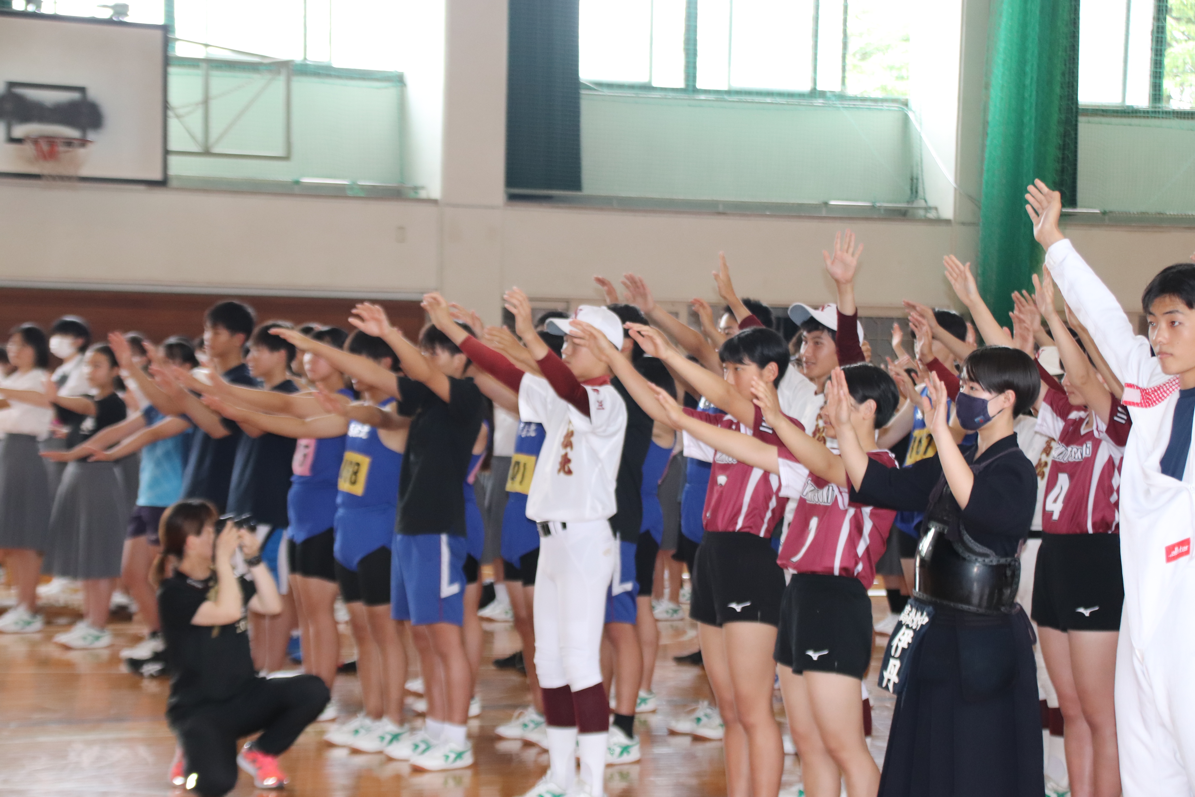 手を広げる選手