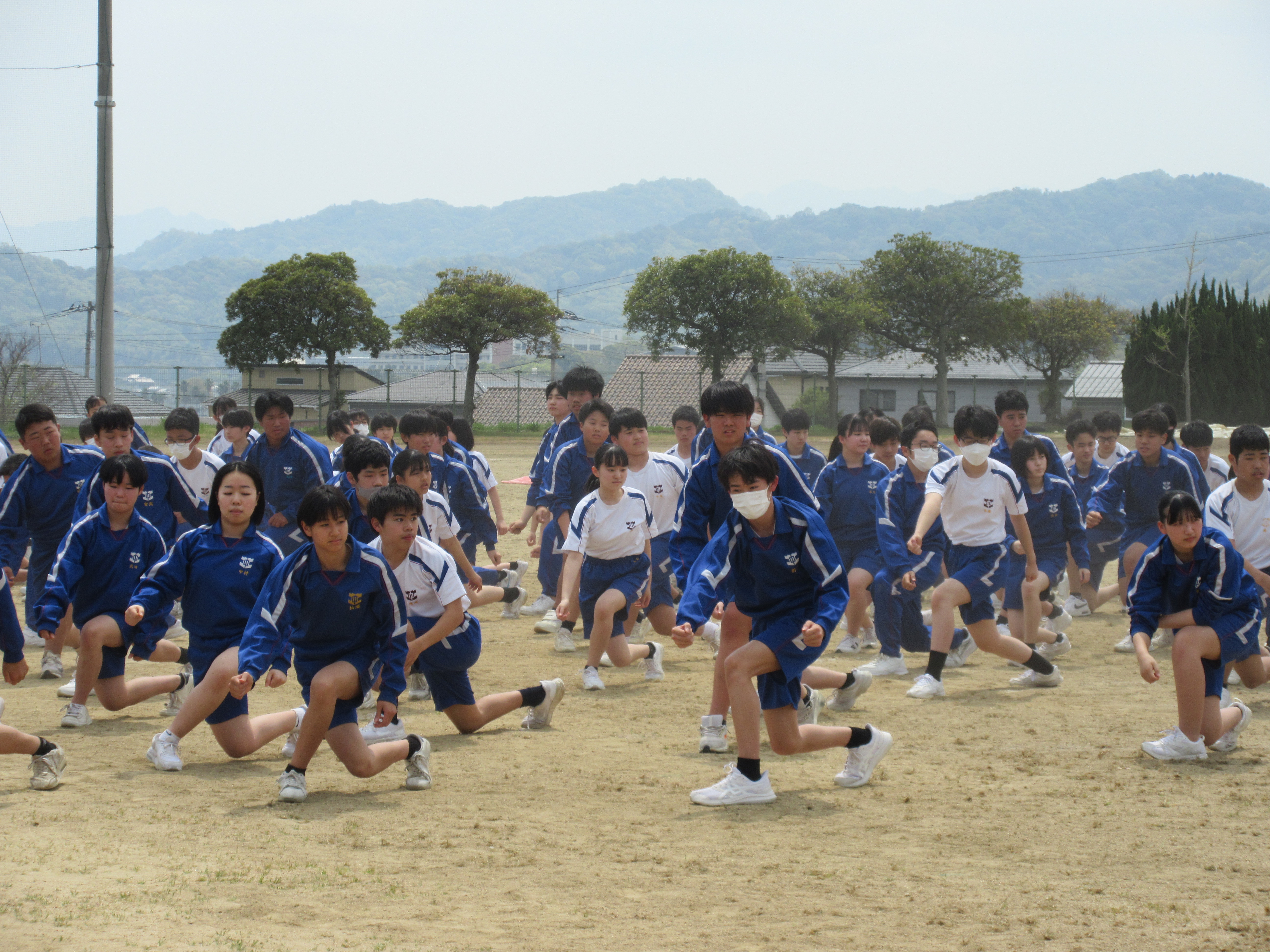 膝を折りながら熱演