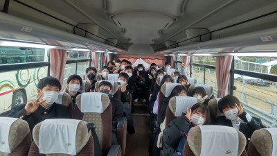 バスで待機中