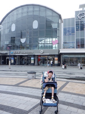 高松駅にて