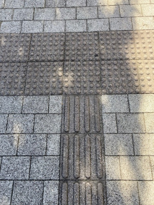 灰色の点字ブロック