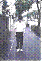 白杖歩行をしている人の写真です。