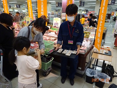 試食販売する西垣君