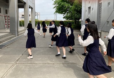 逃げる