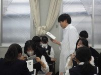 3年は担任の先生の読み聞かせと班別読書会 (1)