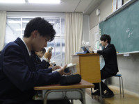 3年 タブレットでBGMを流す(読み聞かせ作品中に登場する楽曲を使用)