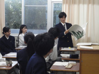 1・2年ビブリオバトル巨大絵本を使って熱弁