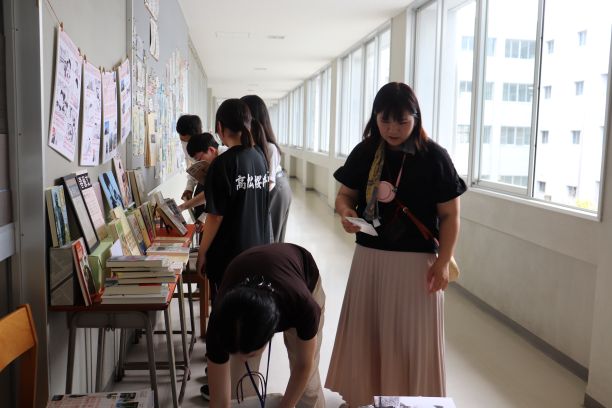 図書室の本と一緒にパネルを展示 (1)