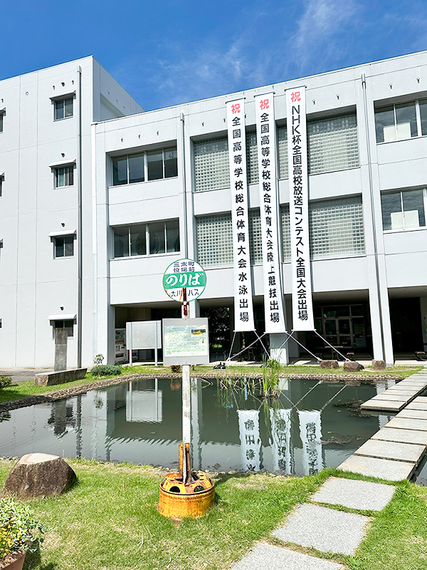 中庭のバス停