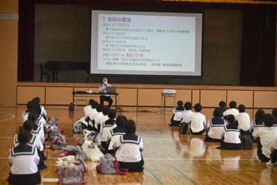 体育館での説明会