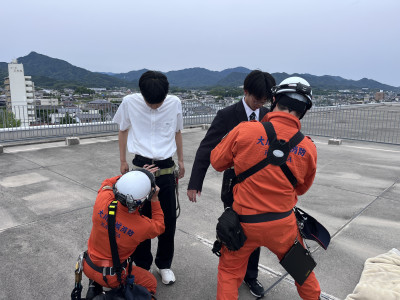 ③