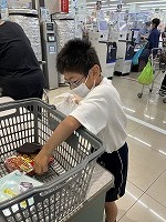 やさしくカゴにいれるよ。