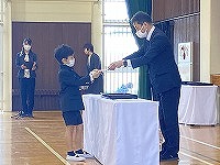 学年の代表が修了証を受け取りました。