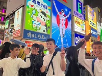 ７
