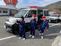 パトカーの前でもハイチーズ!
