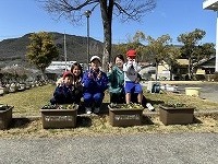 池田小学校の大きな木の前で