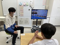 水泳大会の様子を見ています。