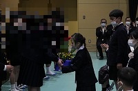 池田小学校からのチューリップ贈呈。
