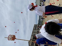 玉入れ　よく狙っています！