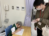 はい！スタンプ押しますよ！