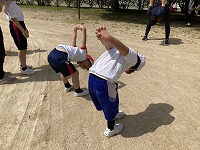 両手を後ろで組んで、ぐ～ん！