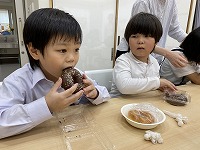 チョコレートドーナツをがぶり！