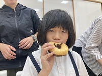 チョコの面を下にして、がぶり！