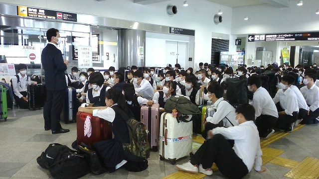 高松空港での集合のようす