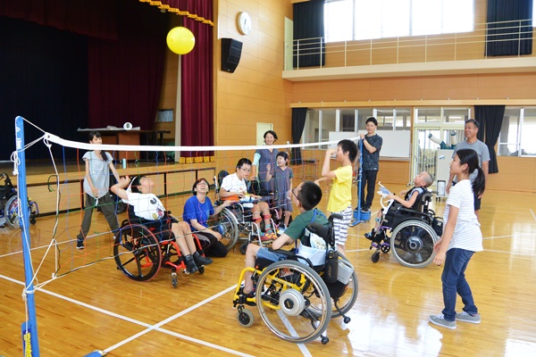残暑の中、風船バレー