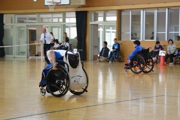 徒競走、練習中（手動車いす部門）