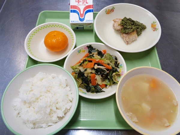 鶏肉のバジルソースかけ